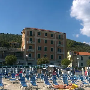 Monique Hotel